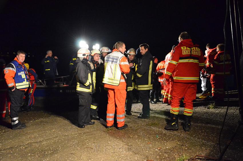 Einsatz BF Koeln PKW im Rhein Mondorf Hersel P063.JPG